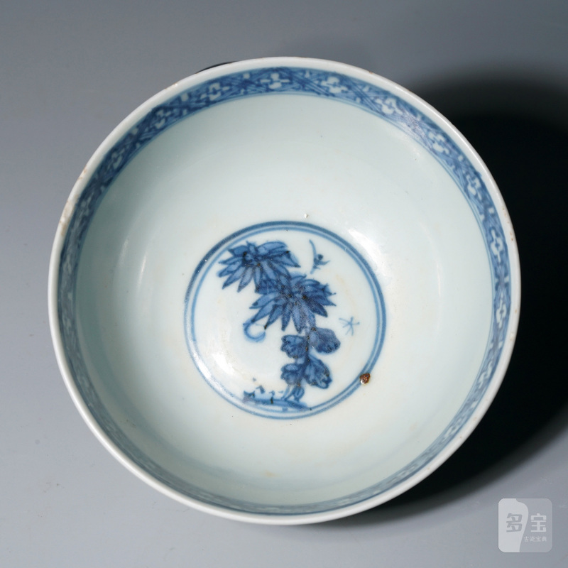 明嘉靖 外白釉内青花花卉纹碗 - 图2